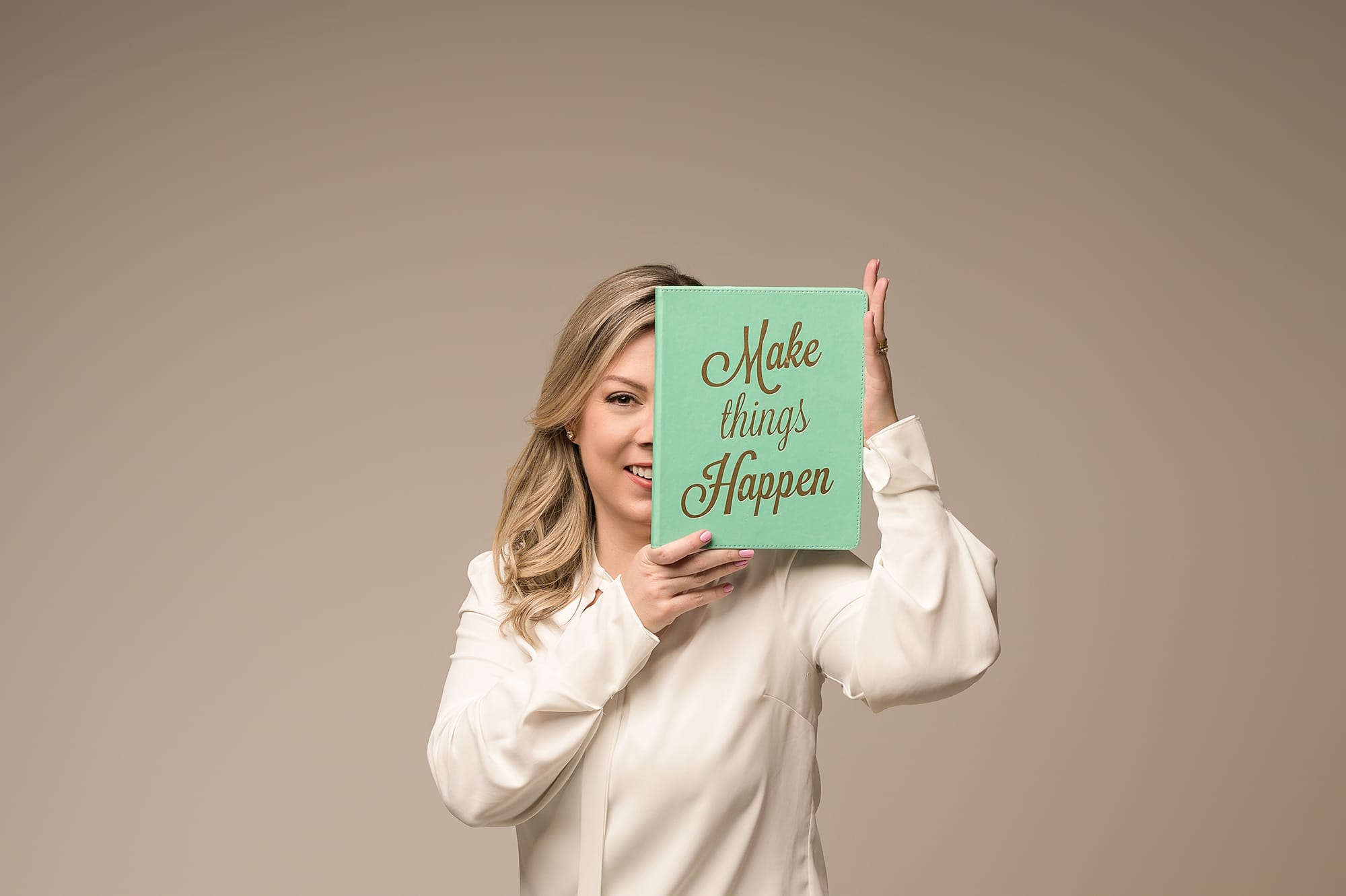 Amanda Dams segurando livro Make Things Happen